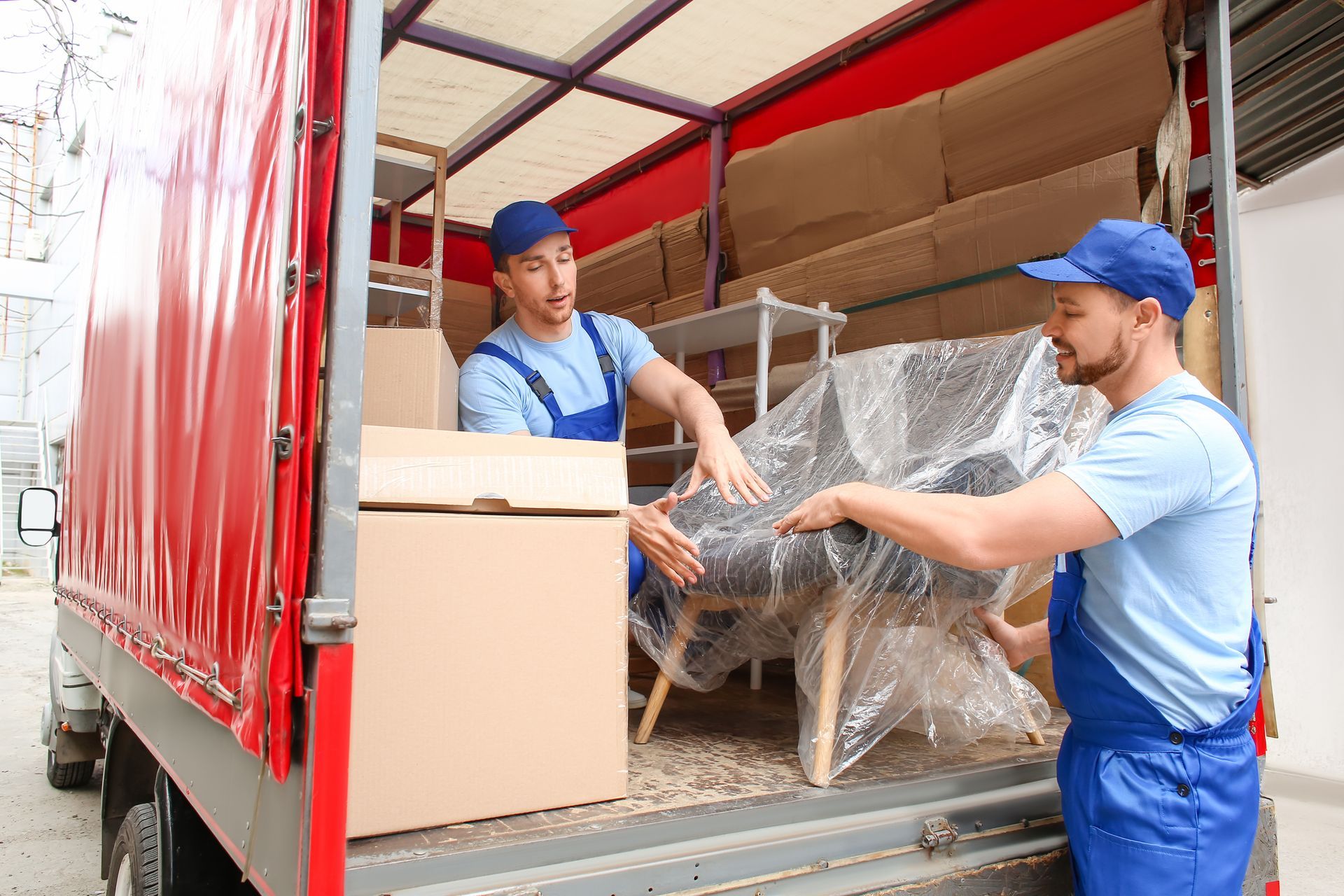 Paketlenmiş mobilya ve kolilerin taşıma aracına yerleştirilmesi