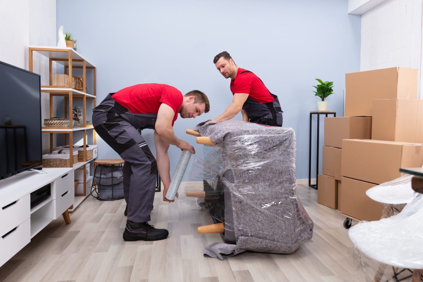 Mobilyanın sağlam paketleme için streç filmle sarılması